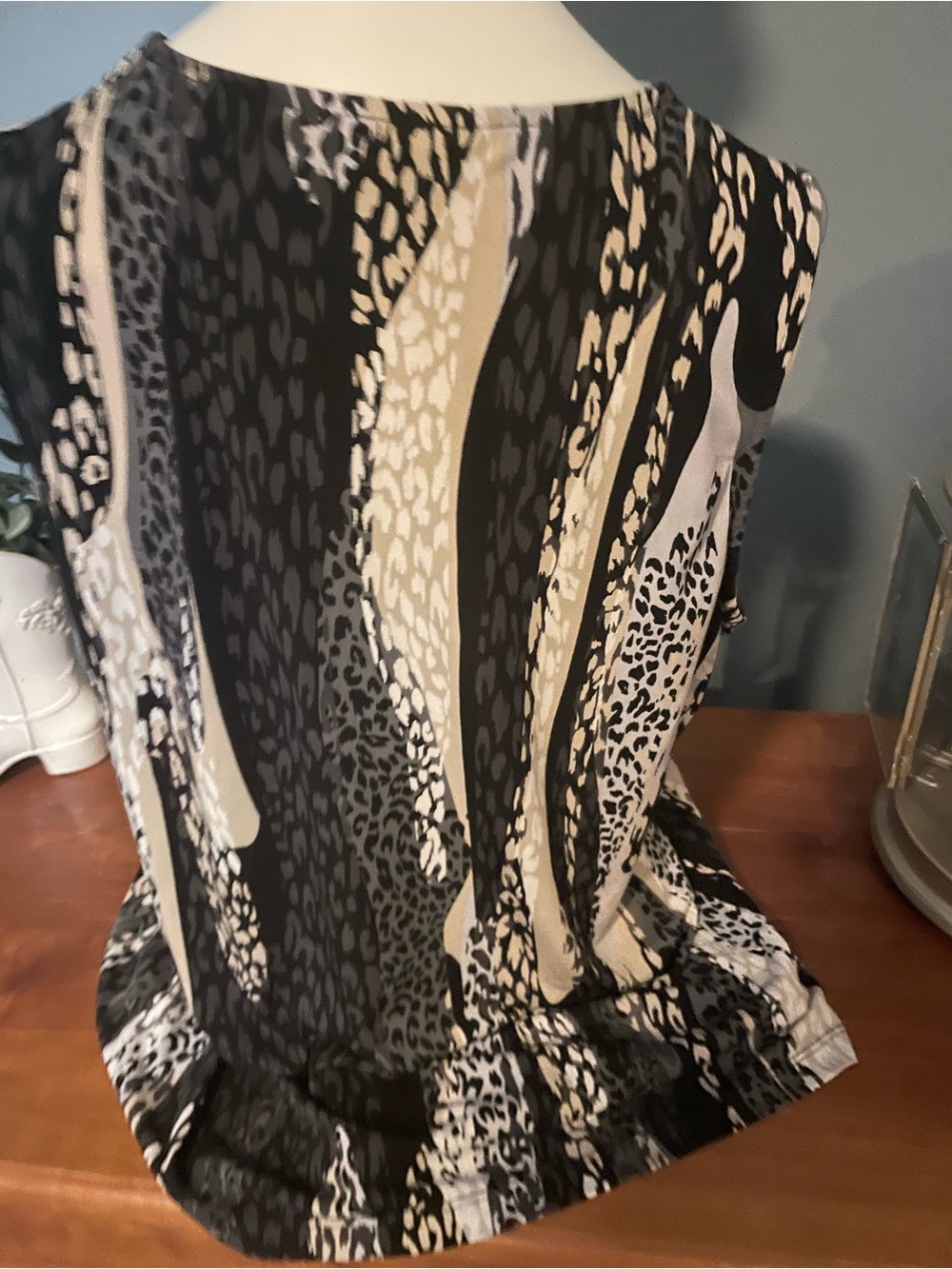 Dana Buchman Black & Cream Sleeveless V-Neck animal Printed Top - Picture 4 of 6